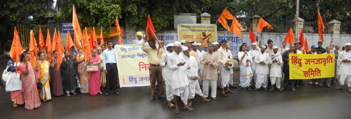 Pune : HJS & Warkaris protest against Anti Faith Bill